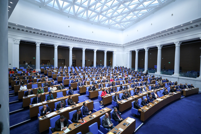 СподелиЕдинодушно, със 195 гласа, парламентът прие на първо четене промени