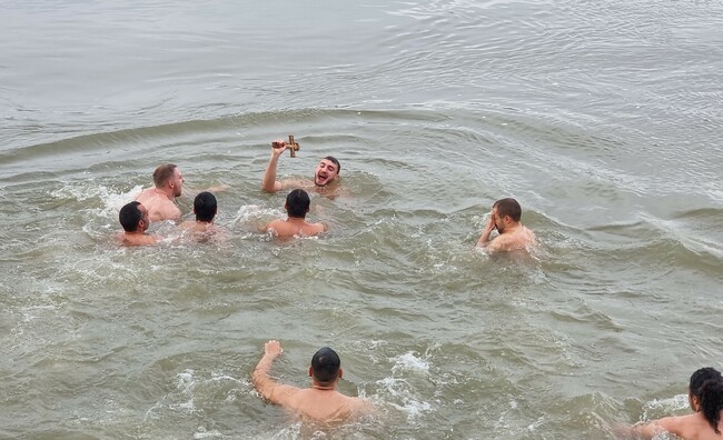 Финансист извади от водите на Дунав кръста на Богоявление в Русе 