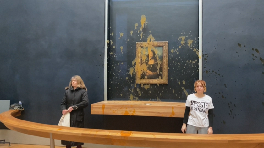 СподелиЕкоактивисти хвърлиха супа по Мона Лиза в Лувъра Видеа в социалните