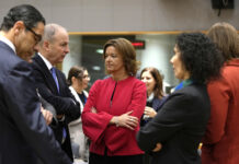 Дискусия по време на среща на министрите на външните работи на страните от ЕС в Брюксел