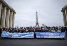 Противници на новия френски закон за имиграцията протестираха в цялата страна