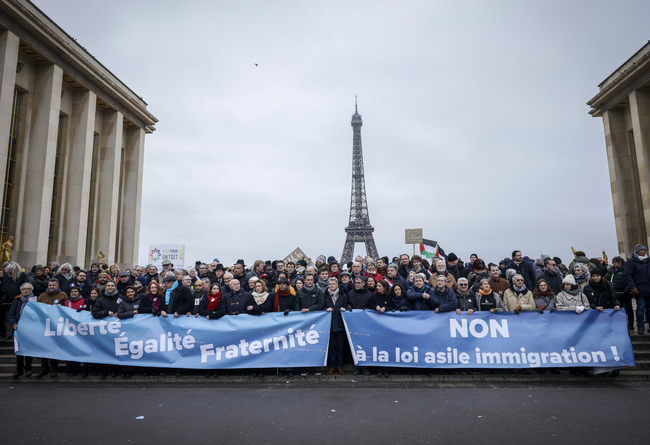 СподелиПротивници на новия френски закон за имиграцията протестираха в цялата