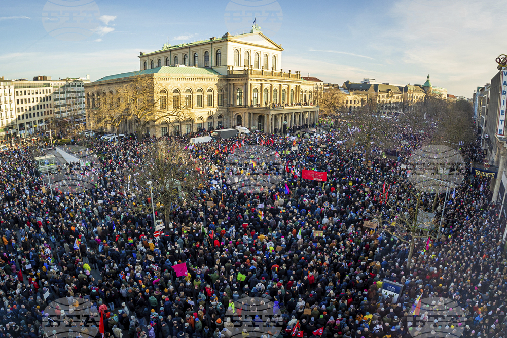 Хиляди протестират срещу крайната десница в Германия на площад в Лайпциг,