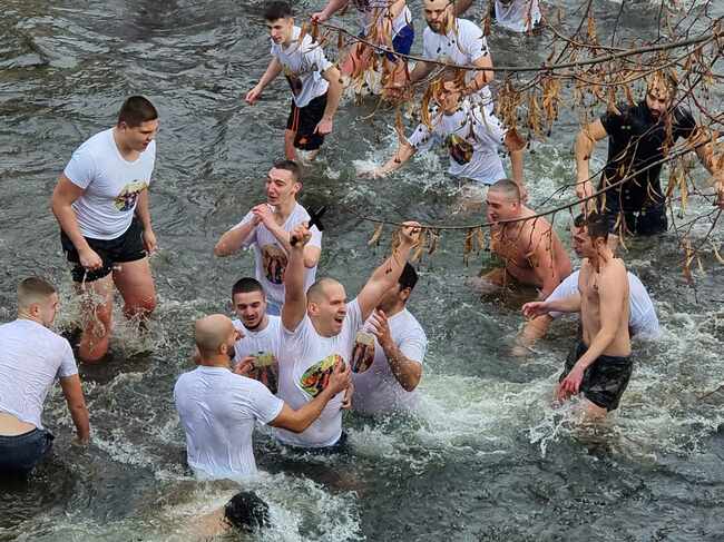 Любослав Ганев спаси кръста във водите на река Банщица в Кюстендил
