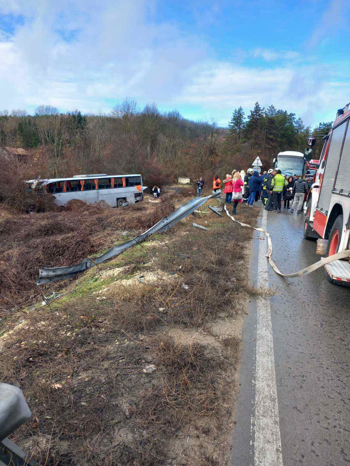 СподелиАвтобус с туристи е катастрофирал на пътя Русе – Бяла