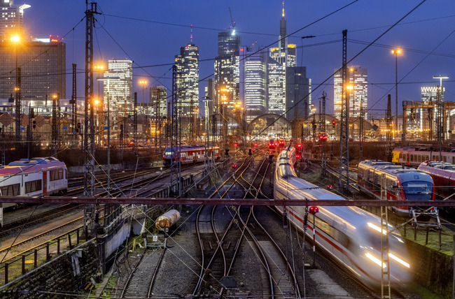 СподелиМашинистите от железопътния транспорт в Германия започнаха снощи по призив