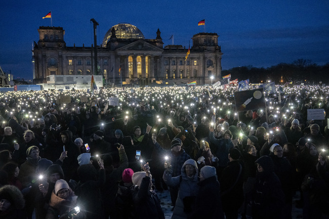 СподелиНад деветстотин хиляди души се включиха в протестите в Германия