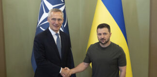 Украинският президент Володимир Зеленски (вдясно) се ръкува с генералния секретар на НАТО Йенс Столтенберг на среща в Киев