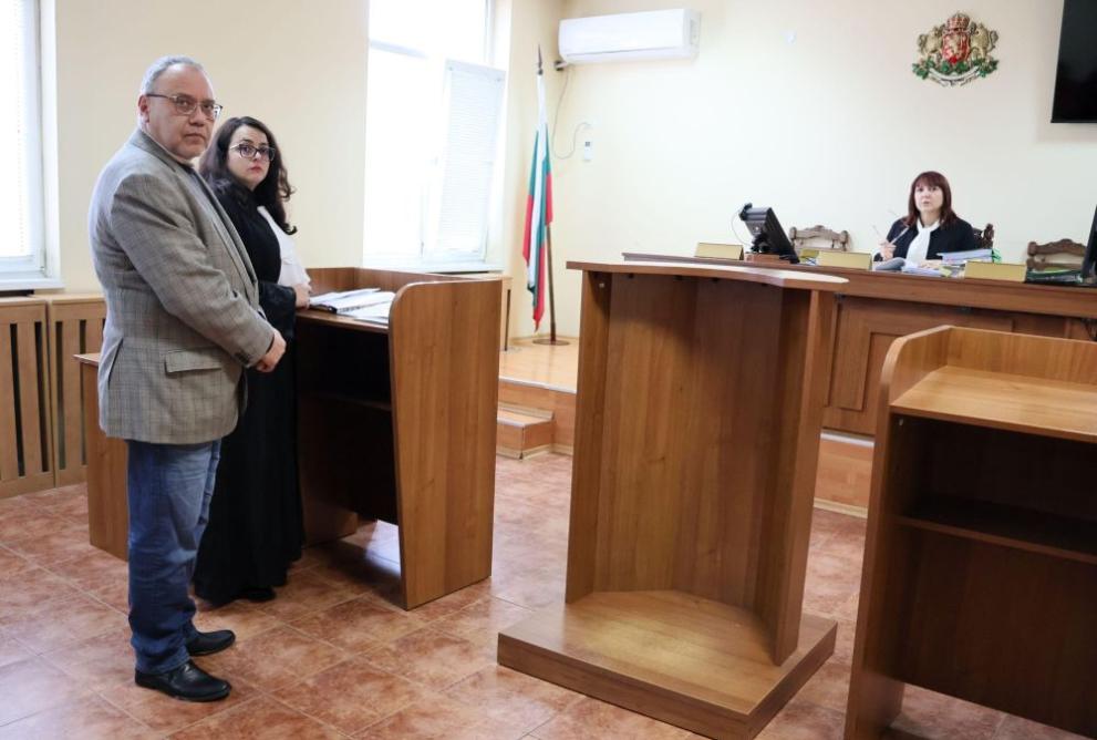 СподелиСинът на Емил Димитров заведе дело в окръжния съд в