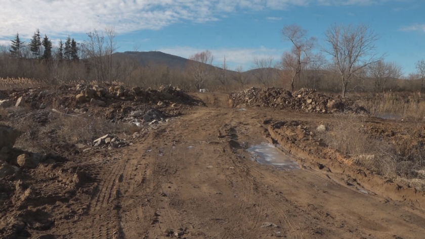 СподелиМножество строителни отпадъци и земна маса са изхвърлени в района