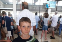 Заради тази тениска 10-годишното момче за малко е щяло да остане на летището Снимка: Фейсбук