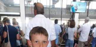 Заради тази тениска 10-годишното момче за малко е щяло да остане на летището Снимка: Фейсбук