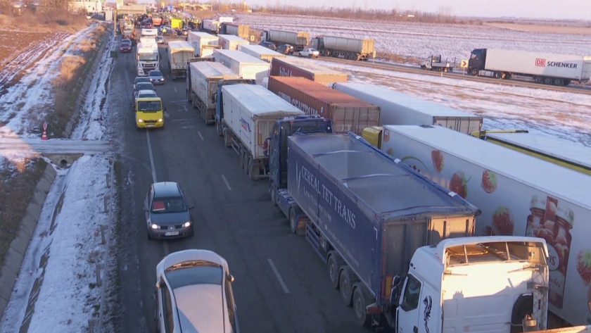 СподелиДесетки румънски трактори и камиони блокираха снощи напълно граничния пункт