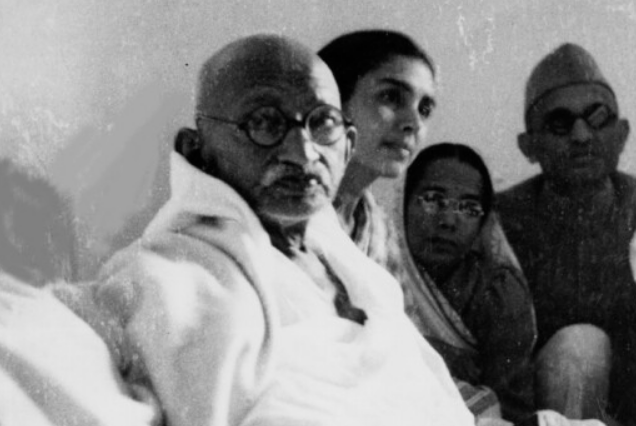 СподелиМахатма Ганди е убит от индус, отивайки на молитвено събрание