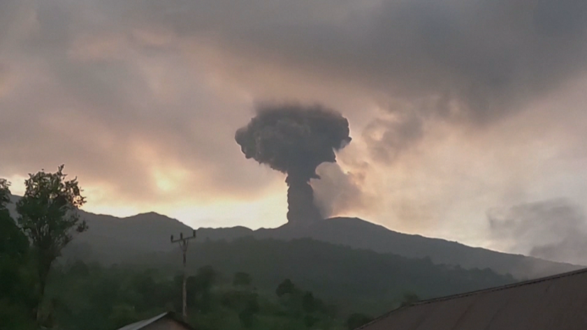 СподелиВ Индонезия изригна вулканът Марапи Пепел се издигна в небето на