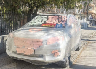 Облепената кола Снимка: Забелязано в Пловдив