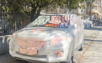 Облепената кола Снимка: Забелязано в Пловдив