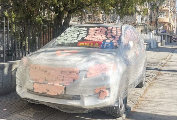 СподелиНеизвестен е опаковал автомобил в Пловдив в стил Кристо Снимката