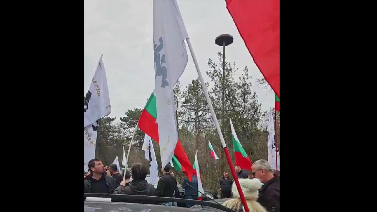 СподелиПривърженици на Възраждане блокираха граничния контролно пропускателен пункт Лесово От партията