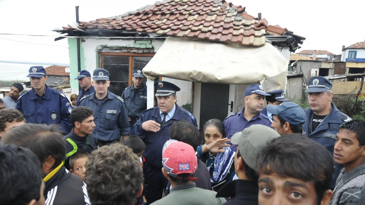 СподелиТърсенето на изчезналата 17 годишна Ивана продължава в ромската махала