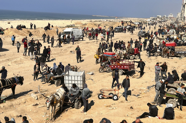 Палестинци чакат пристигането на хуманитарна помощ на брега на ивицата Газа