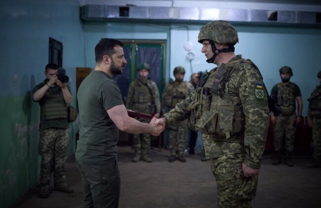 СподелиУкраинският президент сменя военното ръководство в труден за армията момент: