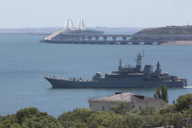 СподелиГолемият десантен кораб на руския флот Цезар Куников потъва край