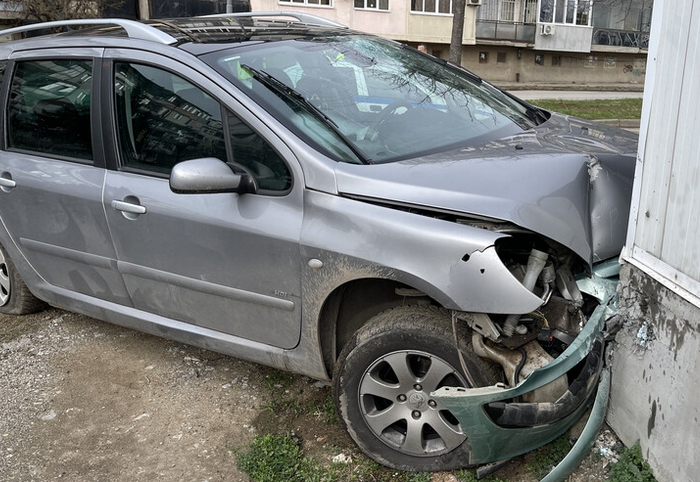 СподелиЛек автомобил е катастрофирал в сграда на пицария намираща се
