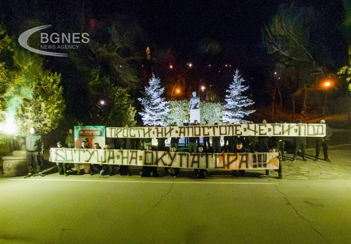 СподелиВ Пловдив снощи се проведе хепънинг срещу паметника на съветската