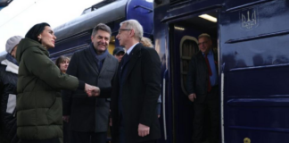 Премиерът Николай Денков пристигна с влак на посещение в Украйна