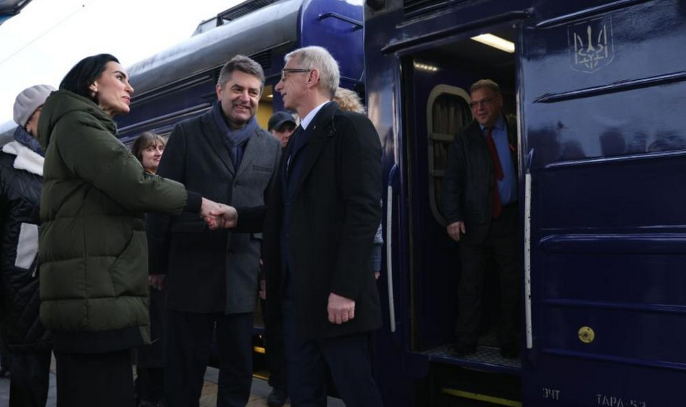 СподелиПремиерът Николай Денков пристигна с влак на посещение в Украйна