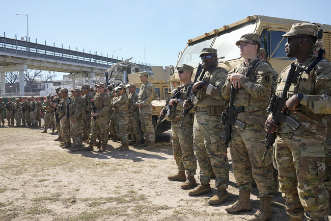 СподелиВластите в американския щат Тексас обявиха вчера изграждането на военна