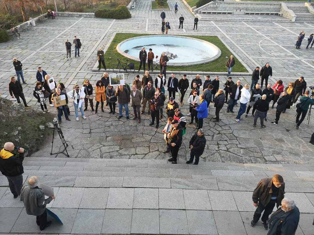 СподелиДесетки пловдивчани се качиха на хълма Бунарджика пред паметника Альоша