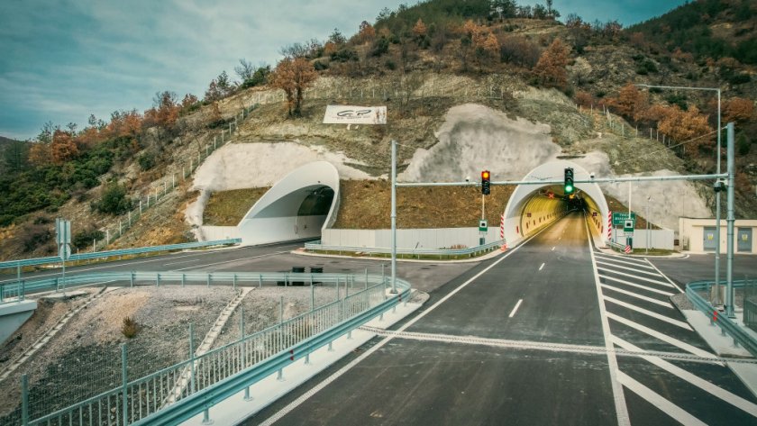 СподелиВъв вторник пускат за движение най-дългия тунел в България. 3-километровият