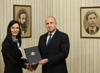 Президентът Румен Радев връчи мандата за съставяне на правителство на ГЕРБ-СДС