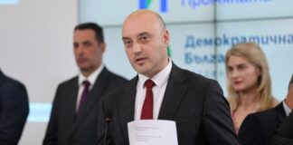 Атанас Славов показа декларация, че се отказва от министерски пост в проектоправителството на Мария Габриел Снимка: БТА