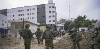 Израелски войници пред болницата "Аш Шифа" в град Газа, 22 ноември 2023 година