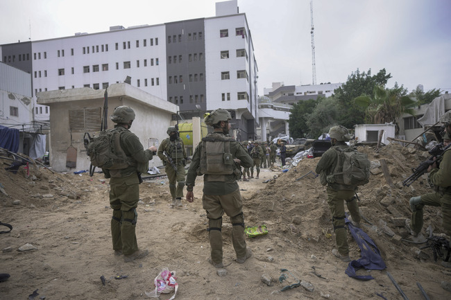 Израелски войници пред болницата "Аш Шифа" в град Газа, 22 ноември 2023 година