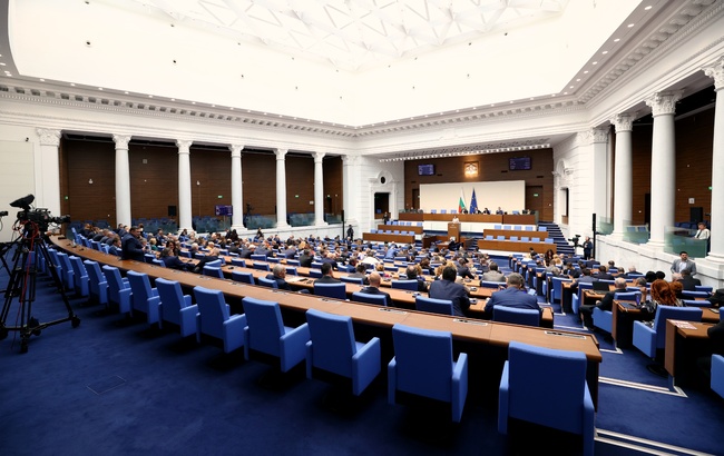 СподелиПредседателят на парламент Росица Кирова (ГЕРБ) отказа в Народното събрание