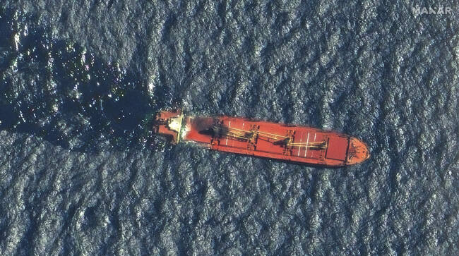 СподелиМногонационалният екипаж на търговския кораб който вчера беше поразен в