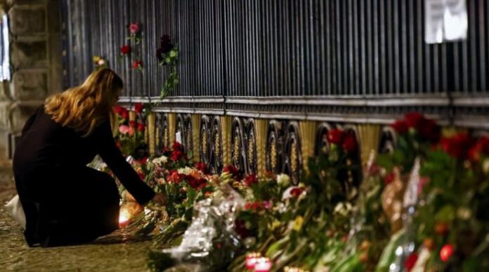 Руснаци продължават да поставят цветя край сградата, където бе извършено нападението