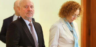 Министрите Тодор Тагарев и Иванка Шалапатова на днешното заседание на кабинета Снимка: БГНЕС