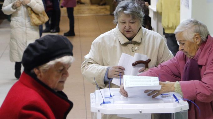 СподелиВ Русия започнаха президентските избори с които се очаква Владимир