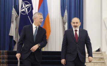 Арменският министър-председател Никол Пашинян (вдясно) и генералният секретар на НАТО Йенс Столтенбер