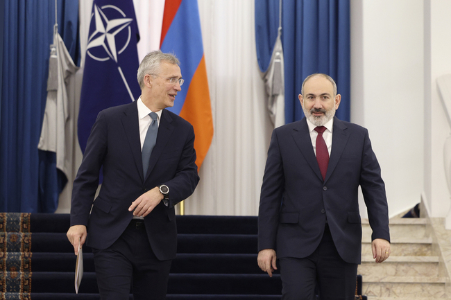 Арменският министър-председател Никол Пашинян (вдясно) и генералният секретар на НАТО Йенс Столтенбер