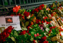 Цветя бяха положени край концертната зала "Крокус сити хол" Снимка: ЕПА/БГНЕС