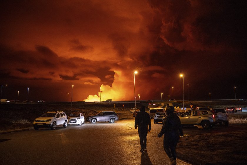 СподелиПотоци от лава осветиха нощта след изригването на вулкан в