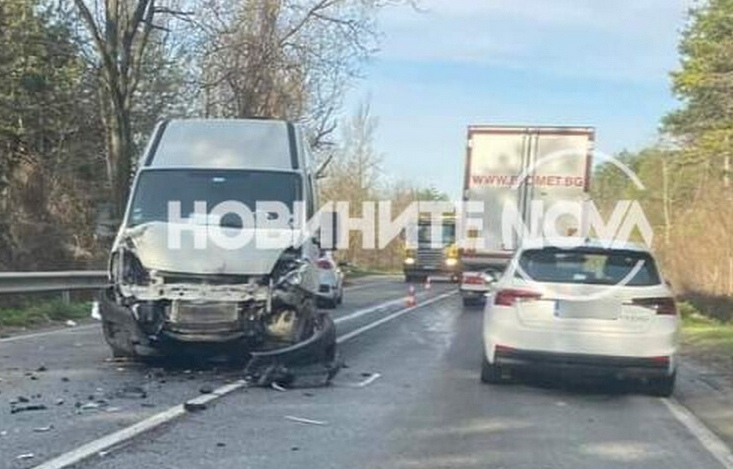 СподелиКатастрофа предизвика задръстване на пътя София Варна Инцидентът е станал около