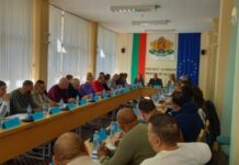 Представители на Агенцията за закрила на детето разискваха в Сливен как да се противодейства на ранните бракове и раждания Снимка: БТА