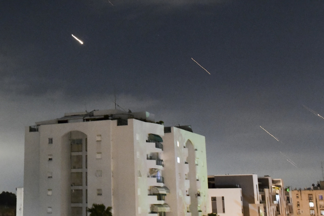 СподелиИран насочи повече от 200 дрона и ракети срещу Израел
